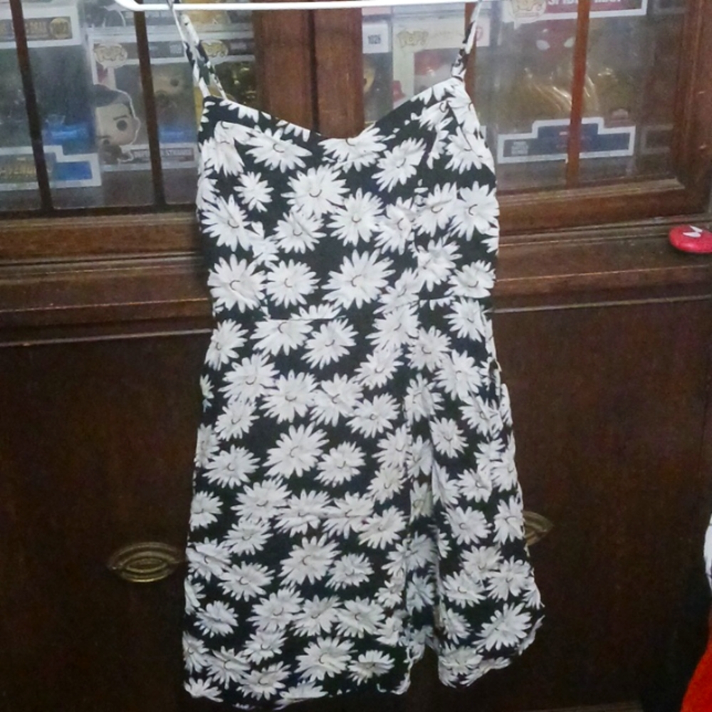 Black and white daisy dress size M